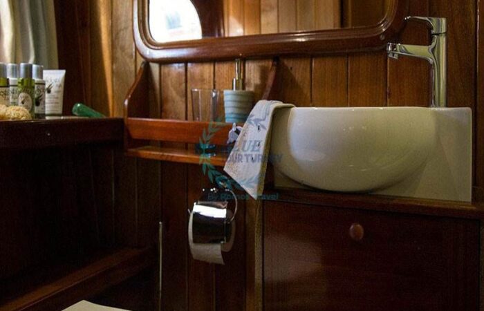 honeymoon yacht rental